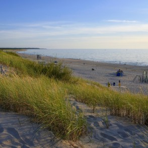 Skats no kāpām uz Ventspils pludmali Skats no kāpām uz Ventspils pludmali
