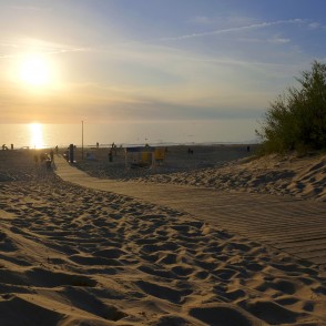 Laipa uz Ventspils pludmali, saulriets Ventspils pludmalē Laipa uz Ventspils pludmali, saulriets Ventspils pludmalē