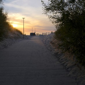 Laipa uz Ventspils pludmali, saulriets Ventspils pludmalē Laipa uz Ventspils pludmali, saulriets Ventspils pludmalē