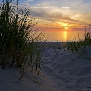 Skats no kāpām uz Ventspils pludmali saulrietā Skats no kāpām uz Ventspils pludmali saulrietā