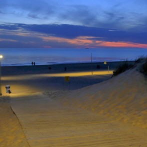 Saulrieta gaisotne Ventspils pludmalē ar laipu cauri kāpām Saulrieta gaisotne Ventspils pludmalē ar laipu cauri kāpām