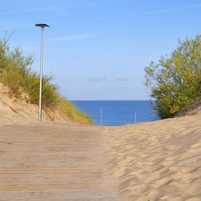 Koka celiņš caur smilšu kāpām uz Ventspils pludmali Koka celiņš caur smilšu kāpām uz Ventspils pludmali