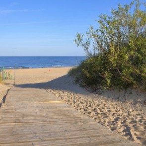 Pludmales celiņš starp kāpām ar skatu uz Baltijas jūru Pludmales celiņš starp kāpām ar skatu uz Baltijas jūru