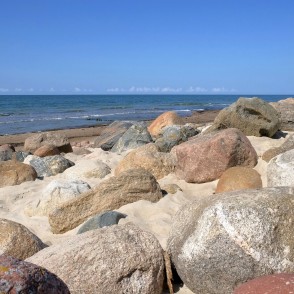 Akmeņaina Papes pludmale ar smiltīm un lēzeniem viļņiem Akmeņaina Papes pludmale ar smiltīm un lēzeniem viļņiem