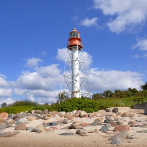 Papes bāka pie akmeņainas Baltijas jūras piekrastes ar zilu debesu fonu Papes bāka pie akmeņainas Baltijas jūras piekrastes ar zilu debesu fonu