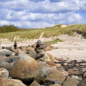 Akmeņains krasta posms ar smilšu kāpām Papes pludmalē Akmeņains krasta posms ar smilšu kāpām Papes pludmalē