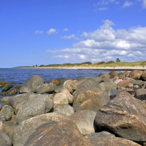 Akmeņaina Baltijas jūras piekraste ar skatu uz Papes pludmali Akmeņaina Baltijas jūras piekraste ar skatu uz Papes pludmali