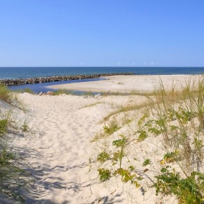 Smilšu kāpas un Papes kanāls pie jūras mierīgā vasaras dienā Smilšu kāpas un Papes kanāls pie jūras mierīgā vasaras dienā