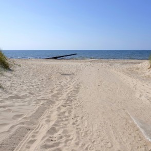 Smilšaina piekļuve jūrai starp kāpām Jūrmalciema pludmalē Smilšaina piekļuve jūrai starp kāpām Jūrmalciema pludmalē