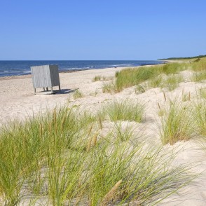 Saulaina Jūrmalciema pludmale ar pārģērbšanās kabīni un kāpām Saulaina Jūrmalciema pludmale ar pārģērbšanās kabīni un kāpām