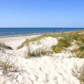 Skats uz Bernātu pludmali no kāpu augšas Skats uz Bernātu pludmali no kāpu augšas