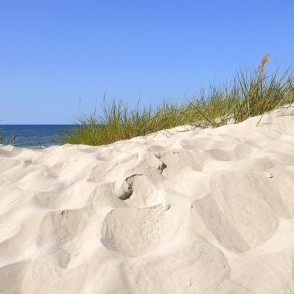 Baltas kāpas ar zāli un skats uz jūru Bernātos Baltas kāpas ar zāli un skats uz jūru Bernātos