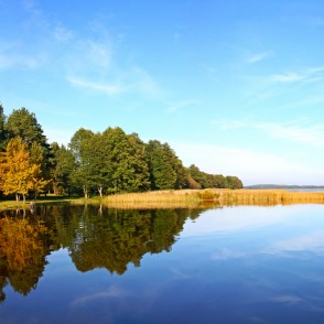 Usmas ezera panorāma peldvietā pie Usmas tautas nama Usmas ezera panorāma peldvietā pie Usmas tautas nama