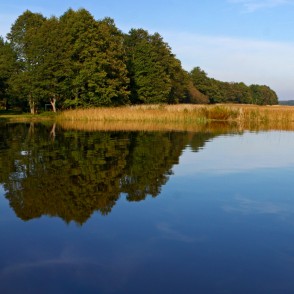 Usmas ezera panorāma peldvietā pie Usmas tautas nama Usmas ezera panorāma peldvietā pie Usmas tautas nama