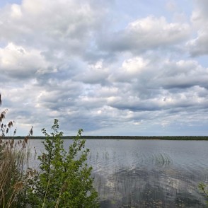 Būšnieku ezera ainava, mākoņainas debesis Būšnieku ezera ainava, mākoņainas debesis