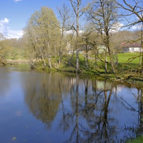 Embūtes pils dīķis pavasarī Embūtes pils dīķis pavasarī