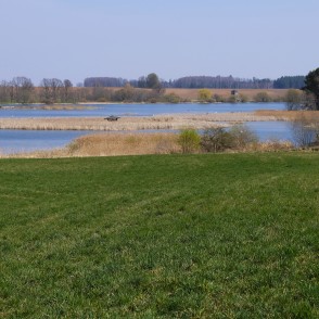 Skats uz Tērvetes ūdenskrātuvi, gulbju mājiņu un putnu vērošanas torni Skats uz Tērvetes ūdenskrātuvi, gulbju mājiņu un putnu vērošanas torni