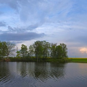 Padures ūdenskrātuves vakara panorāma Padures ūdenskrātuves vakara panorāma