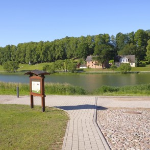 Skats uz ķēniņkalnu, Talsu ezers Skats uz ķēniņkalnu, Talsu ezers