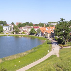Panorāmas skats uz Talsiem no Talsu pilskalna Panorāmas skats uz Talsiem no Talsu pilskalna