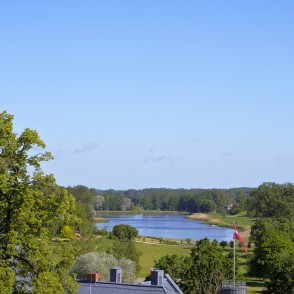 Skats uz Vilkmuižas ezeru no Ķēniņkalna Skats uz Vilkmuižas ezeru no Ķēniņkalna