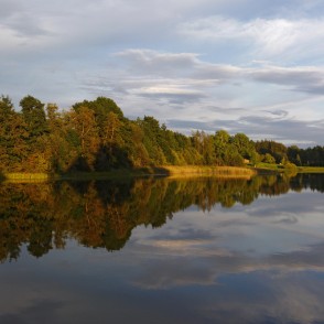 Čumala ezera panorāma vakarā Čumala ezera panorāma vakarā