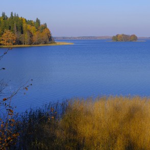 Alūksnes ezera rudens ainava ar Cepurītes salu Alūksnes ezera rudens ainava ar Cepurītes salu