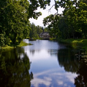 Bīriņu ezera izteka uzreiz aiz dambja Bīriņu ezera izteka uzreiz aiz dambja