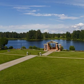 Bīriņu ezers skatā no Pils (panorāma) Bīriņu ezers skatā no Pils (panorāma)