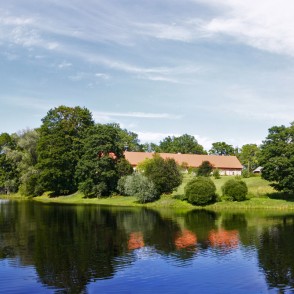 Bīriņu ezera izteka uzreiz aiz dambja (panorāma) Bīriņu ezera izteka uzreiz aiz dambja (panorāma)