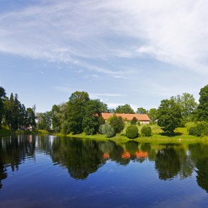 Bīriņu ezera izteka uzreiz aiz dambja Bīriņu ezera izteka uzreiz aiz dambja