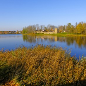 Skats uz Alūksnes pilsdrupām Skats uz Alūksnes pilsdrupām