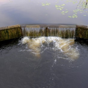 Ūdenskritums Mālpils centra dīķī Ūdenskritums Mālpils centra dīķī