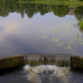 Ūdenskritums Mālpils centra dīķī Ūdenskritums Mālpils centra dīķī