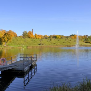 Rudens ainava pie Talsu ezera ar strūklaku un laipu Rudens ainava pie Talsu ezera ar strūklaku un laipu