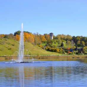 Rudens skats uz Talsu ezeru ar strūklaku un Talsu pilskalnu Rudens skats uz Talsu ezeru ar strūklaku un Talsu pilskalnu