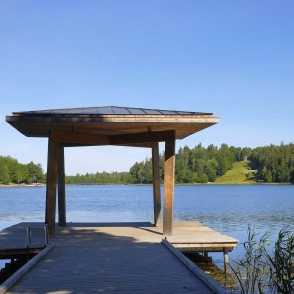 Laipa ar nojumi Alūksnes ezerā pie Aleksandra paviljona Laipa ar nojumi Alūksnes ezerā pie Aleksandra paviljona