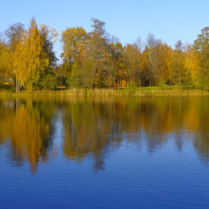 Marijas salas rudens panorāma ar atspulgu ezerā Marijas salas rudens panorāma ar atspulgu ezerā