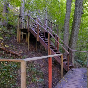 Kāpnes uz Lūrmaņu avotu Kāpnes uz Lūrmaņu avotu