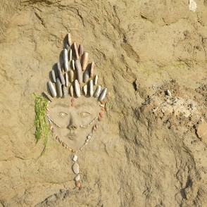 Sejas veidojums jūras stāvkrasta mālā Sejas veidojums jūras stāvkrasta mālā