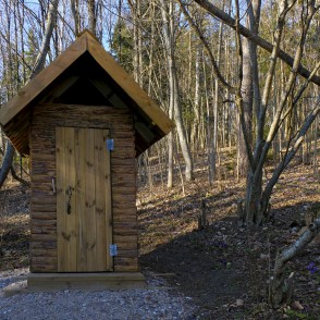 Āra tualete pie Zaķu pļavas Āra tualete pie Zaķu pļavas