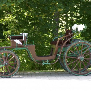 Kariete Jaunmoku pils parkā Kariete Jaunmoku pils parkā