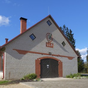 LLU Zirgkopības mācību centra „Mušķi“ zirgu stallis LLU Zirgkopības mācību centra „Mušķi“ zirgu stallis