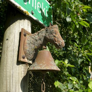 Dekoratīvs durvju zvans ar zirga galvas skulptūru Dekoratīvs durvju zvans ar zirga galvas skulptūru