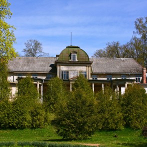 Burtnieku muižas klēts ar koka piebūvi Burtnieku muižas klēts ar koka piebūvi