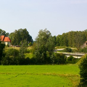 Panorāma ar Apriķu baznīcu Panorāma ar Apriķu baznīcu