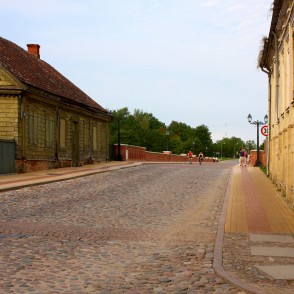 Skats uz Kuldīgas velvju tilta brauktuvi Skats uz Kuldīgas velvju tilta brauktuvi