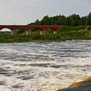 Ventas rumbas un Kuldīgas ķieģeļu tilta panorāma Ventas rumbas un Kuldīgas ķieģeļu tilta panorāma