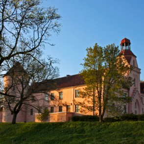 Ēdoles pils pavasarī Ēdoles pils pavasarī