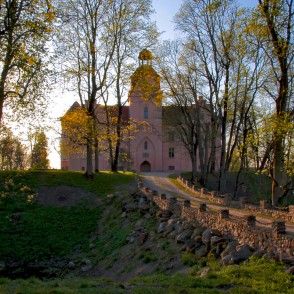 Ēdoles pils skatā no priekšpuses Ēdoles pils skatā no priekšpuses